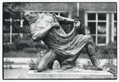 404954 Afbeelding van het beeld Musicerende Orpheus van Jan van Luyn aan het Beethovenplein te Utrecht.